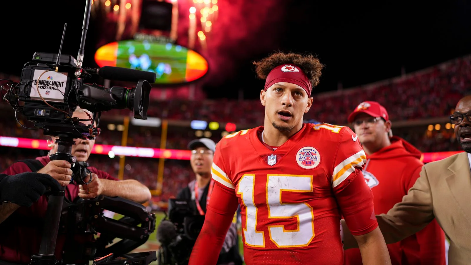 "Netflix's 'Quarterback' Showcases Patrick Mahomes and Kirk Cousins in a Fascinating Sneak Peek"