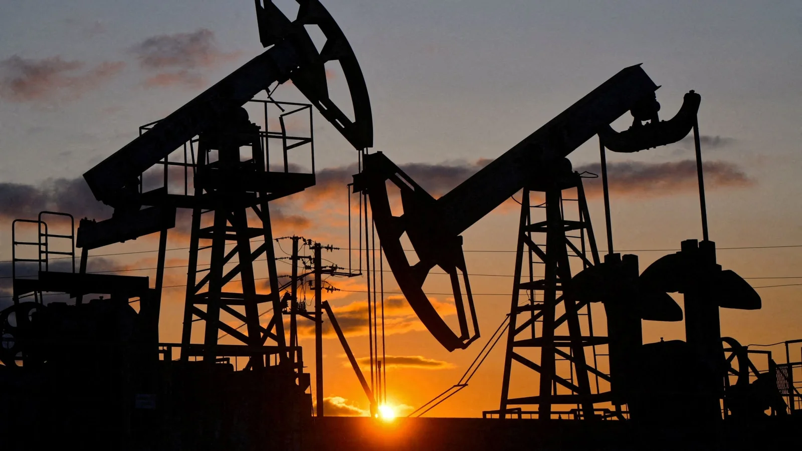 Oil climbs to four-year high as US mulls action against Iran and Hormuz blockade