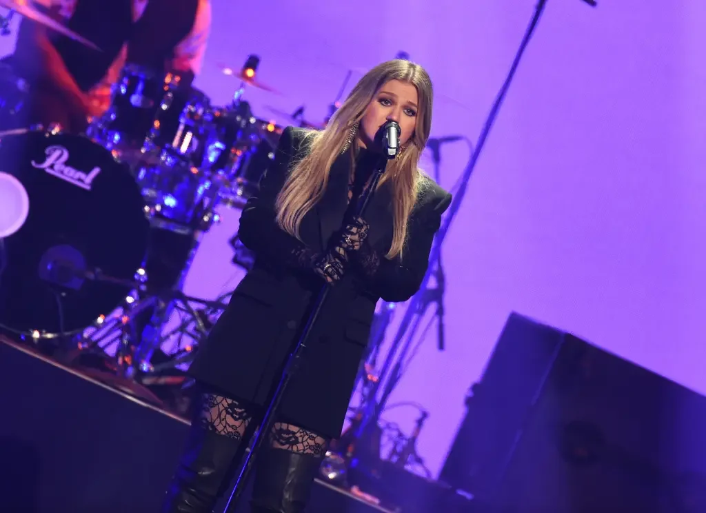 Kelly Clarkson Turns Vegas Wardrobe Moment Into a Funny Declaration of 'Perfection'