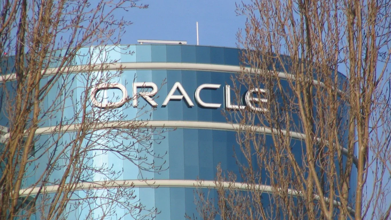 Oracle Surges 11% on AI Utilities Push Amid Oversold Rebound