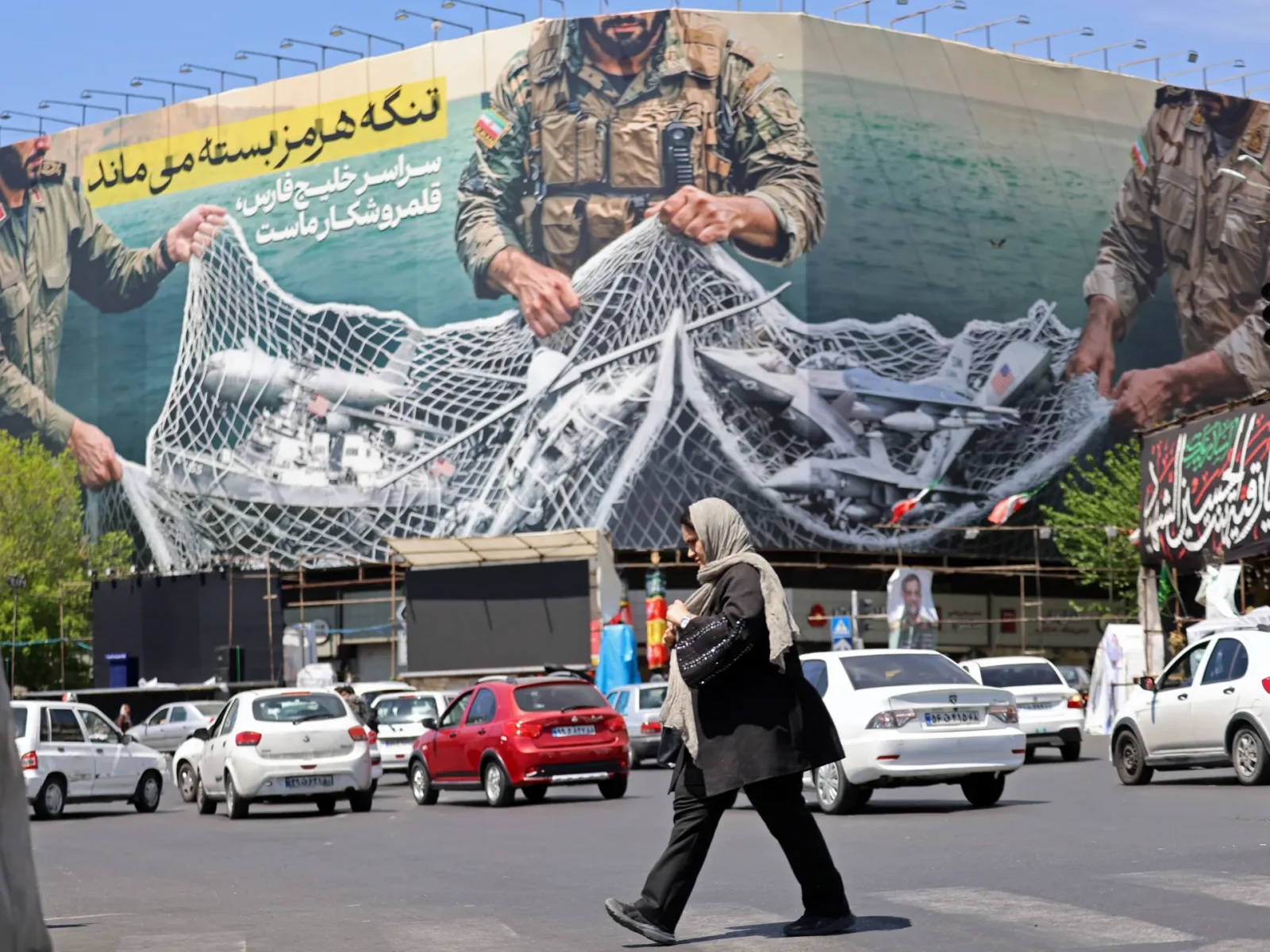 Hormuz Standoff Keeps Iran-U.S. Talks Grounded