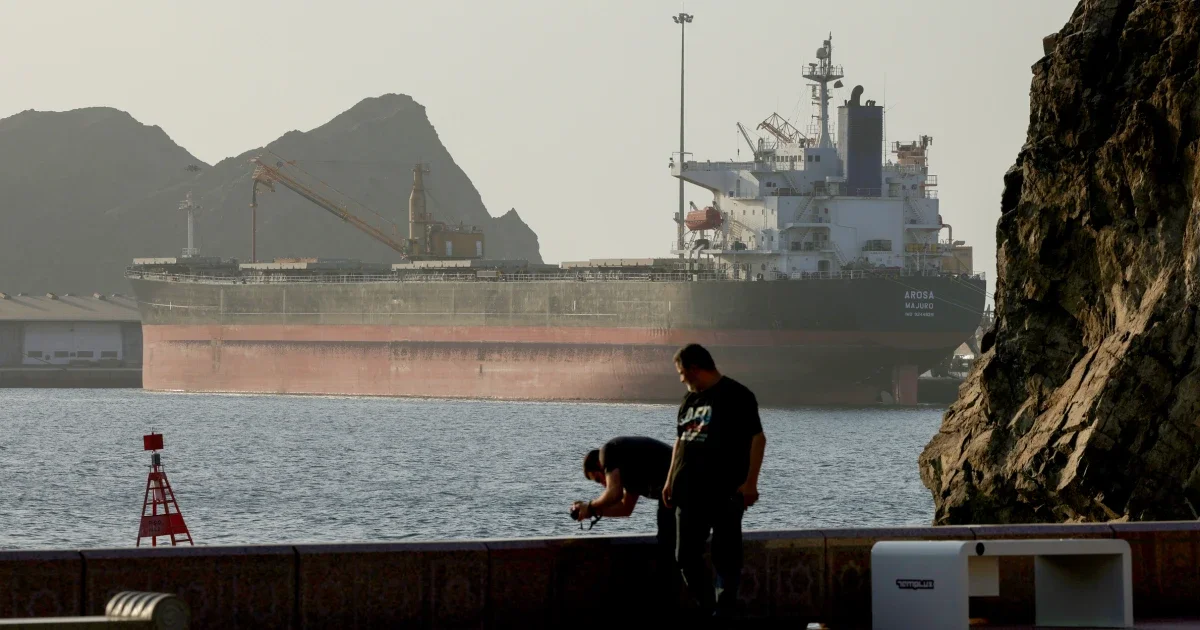 Palace signing signals new US-Iran ceasefire path, Hormuz reopening, and sanctions relief