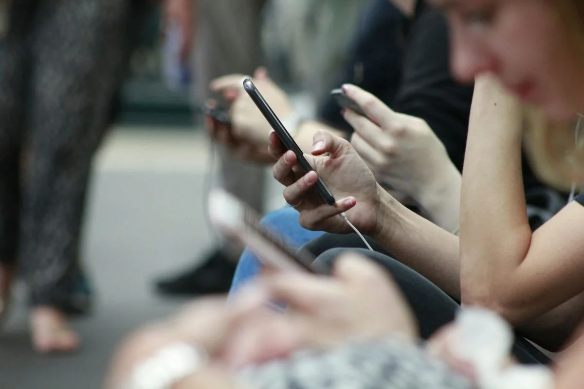 FCC Pushes ID-Linked Phone Plans, Sparking Privacy Alarm