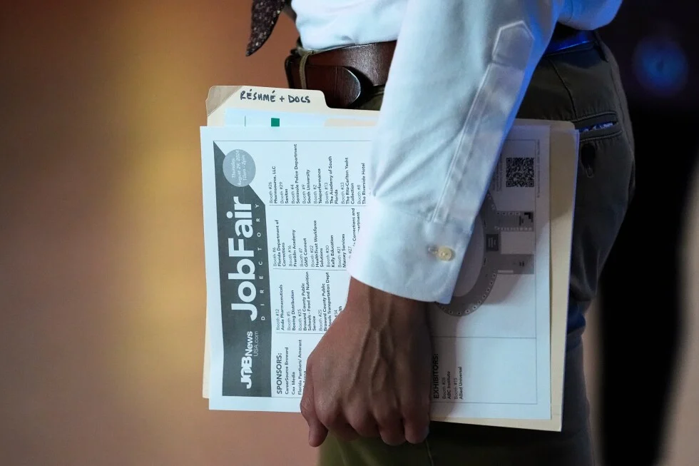 Jobless Claims Edge Up to 211,000 as Iran Conflict Clouds Growth Outlook