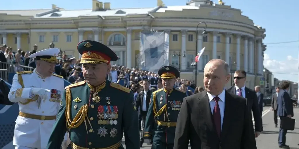 "Russian Commanders in Ukraine War Lose Jobs, UK Troops Unlikely to be Sent Amid Tensions"