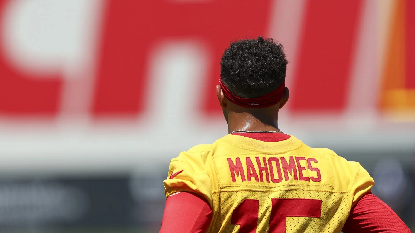Mahomes strikes eight-year, about $505M Chiefs pact through 2033