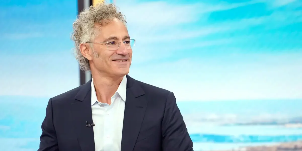 Palantir credits tiny sales team for explosive quarter