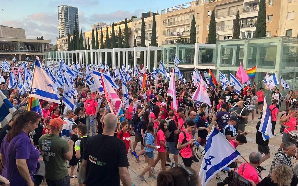 "Israeli Protests Escalate as Coalition Advances Judicial Overhaul"