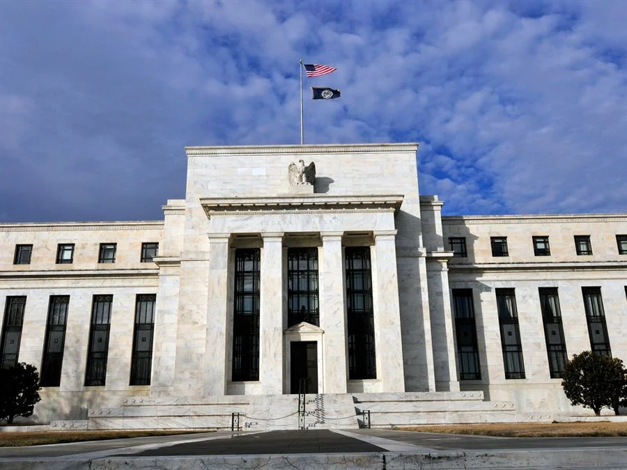 "Analyzing the Fed's Interest Rate Decision and Forecast"