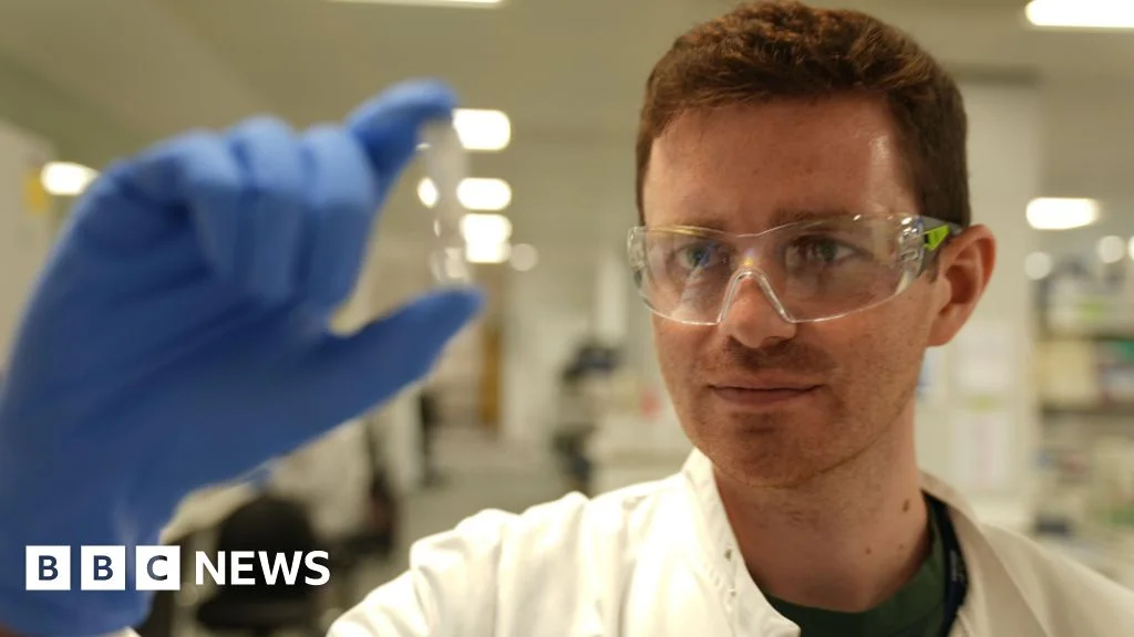 UK launches first Ebola vaccine trial amid outbreak