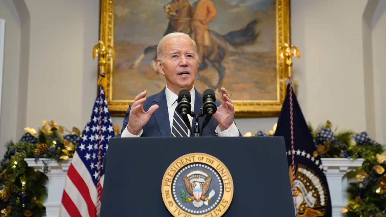 "Biden Urges Congress to Swiftly Pass Ukraine Aid, Stresses National Security"