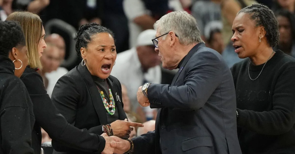 Auriemma apologizes again to Staley after tense Final Four confrontation