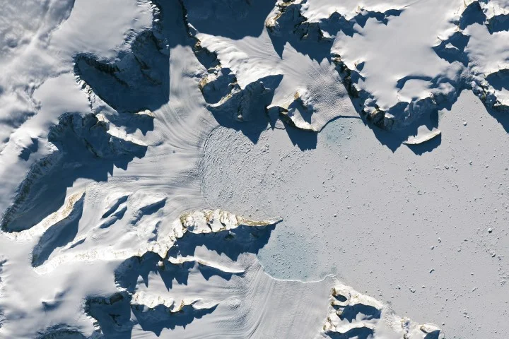 Unprecedented Retreat of Hektoria Glacier Signals Rapid Antarctic Change
