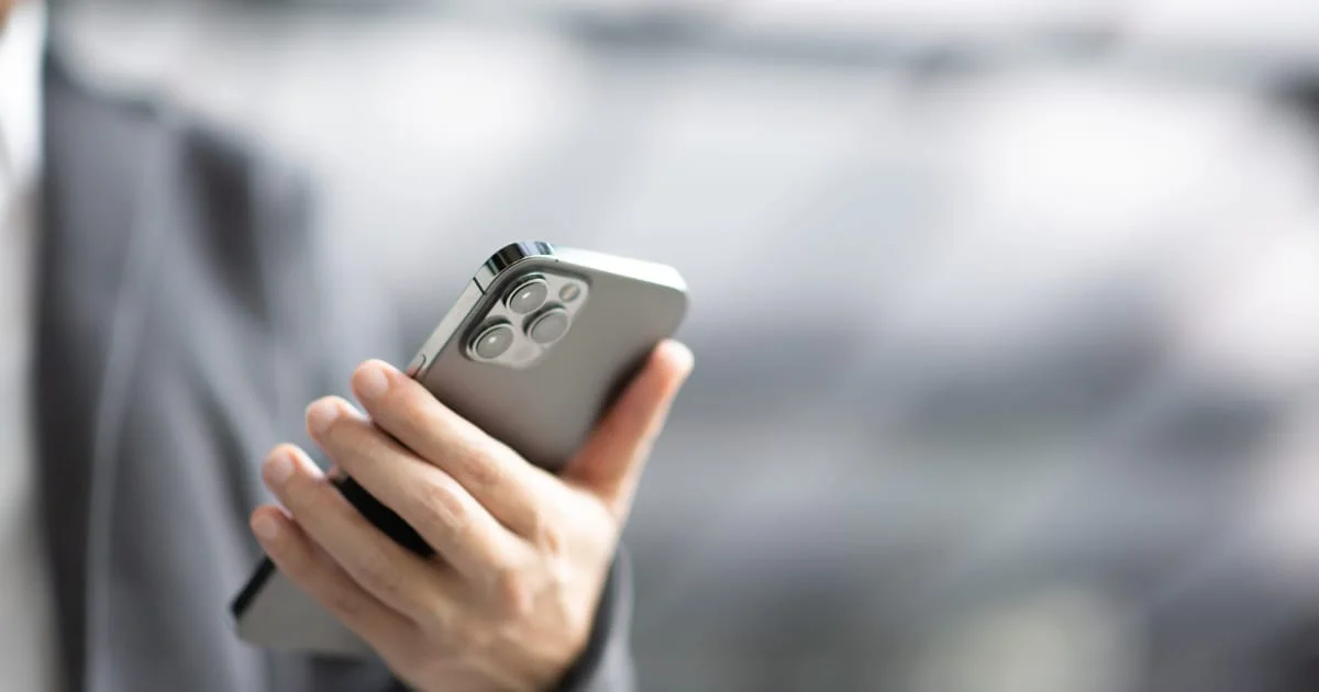 Kremlin orders officials to ditch iPhones over security concerns.