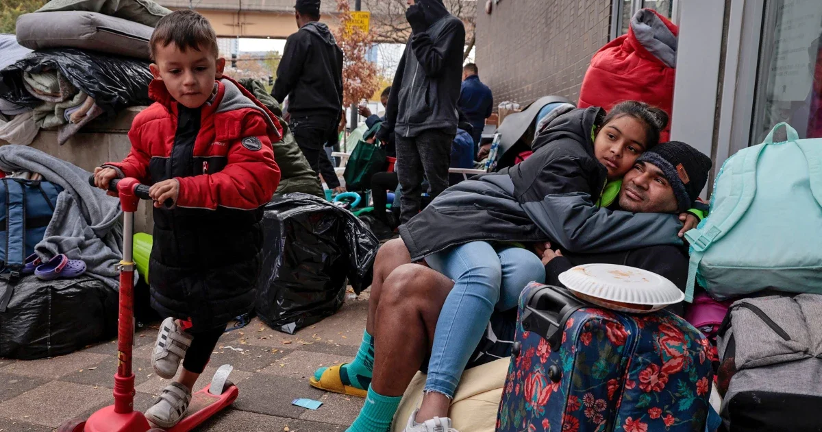 "Chicago's Urgent Efforts to Shelter Migrants Amid Approaching Winter"