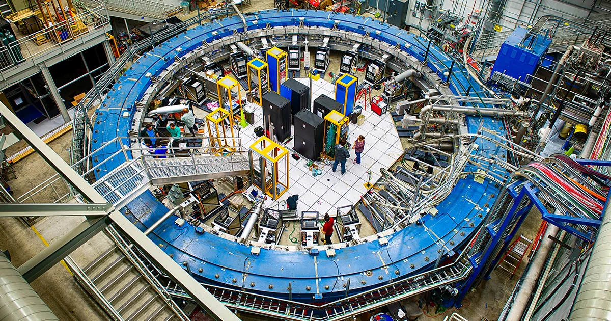 Muon g-2 Mystery Reborn: Lattice QCD Aligns with Experiments, Old Data-Driven Predictions Clash