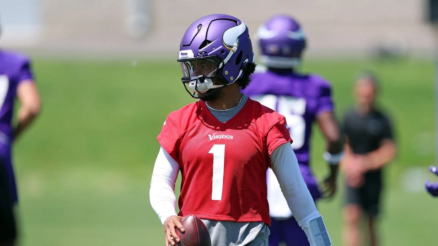 Murray Learns on the Fly as Vikings Split QB Reps