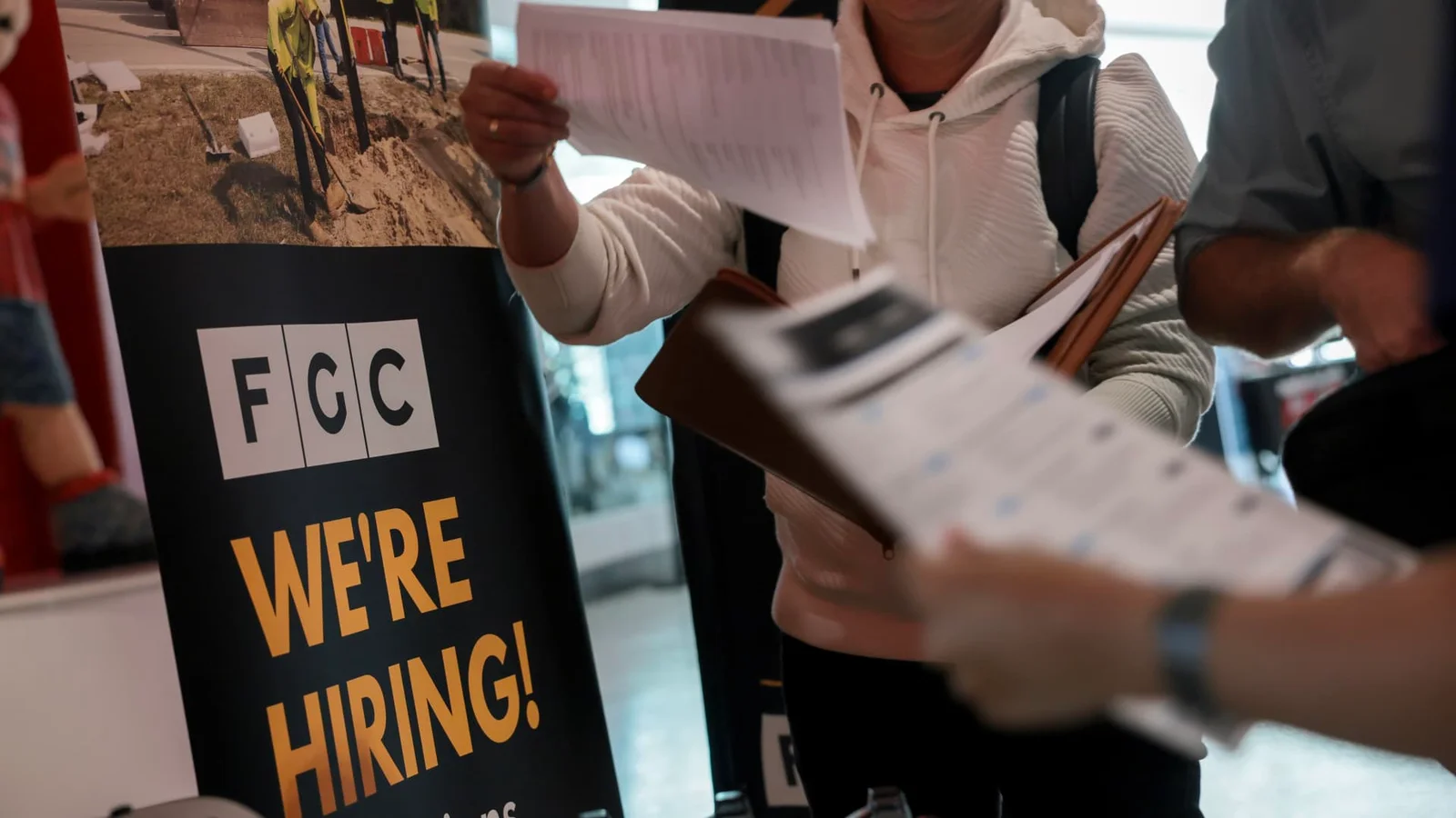 April Jobs Data Defies Slowdown Hopes with 115k Gain