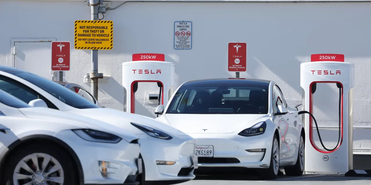 Analyst Recommends Ford and GM Over Tesla Stock
