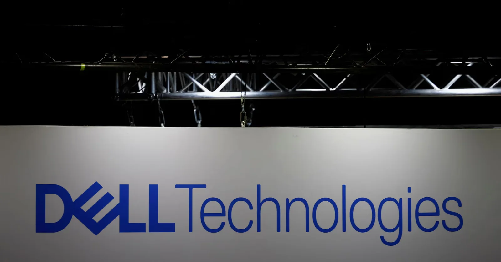 Dell rides AI-data center boom to higher forecasts