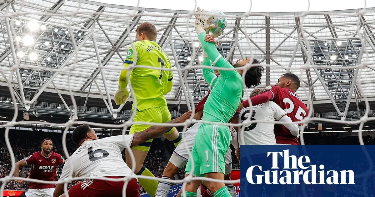 Arsenal cling to title bid after late VAR drama