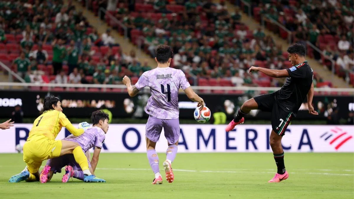 Mexico edges South Korea after keeper blunder to seize Group A lead