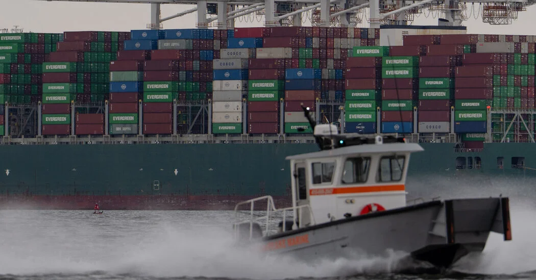 US Trade Deficit Sharpest Drop on Record Amid Tariff Tensions
