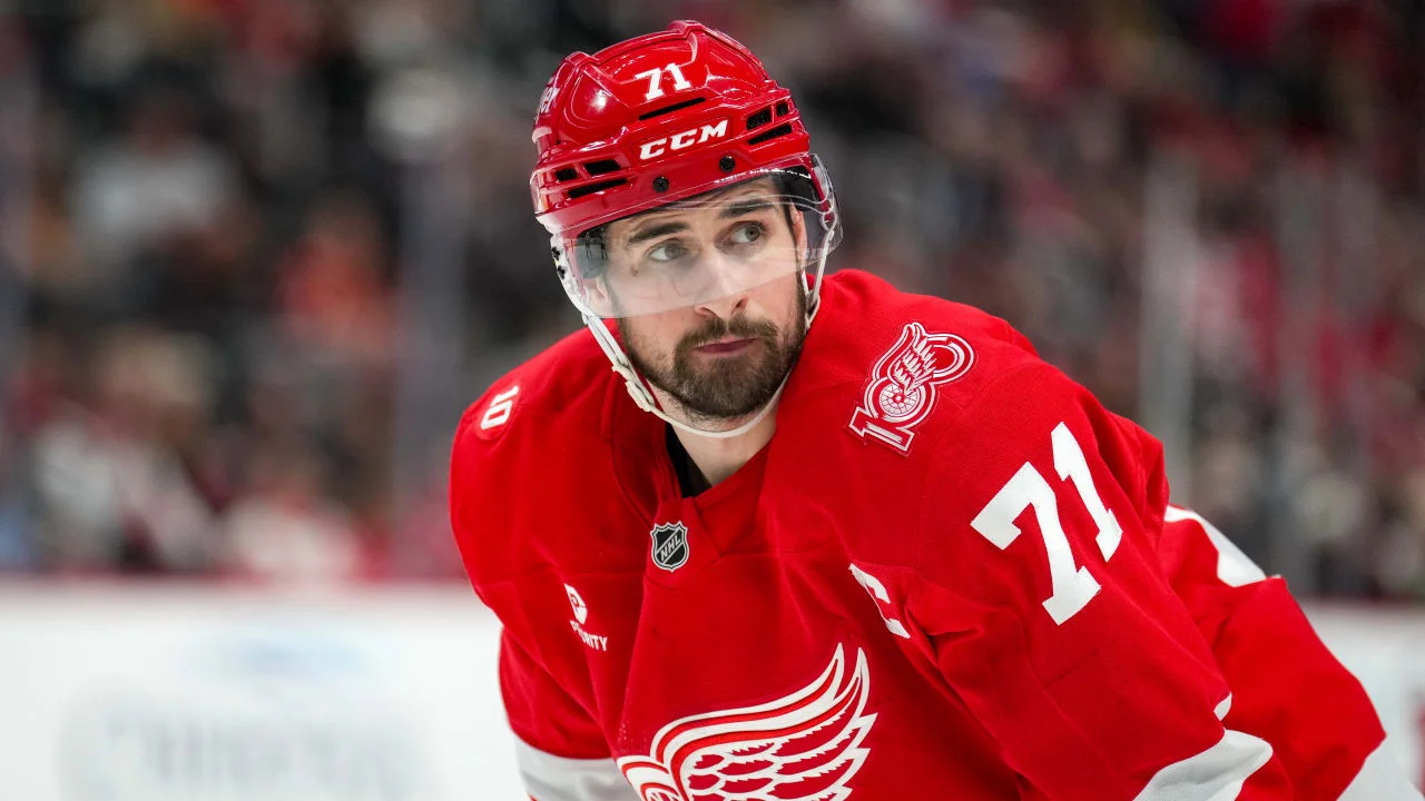 Yzerman Won’t Guarantee Larkin Trade as Wings Weigh Options