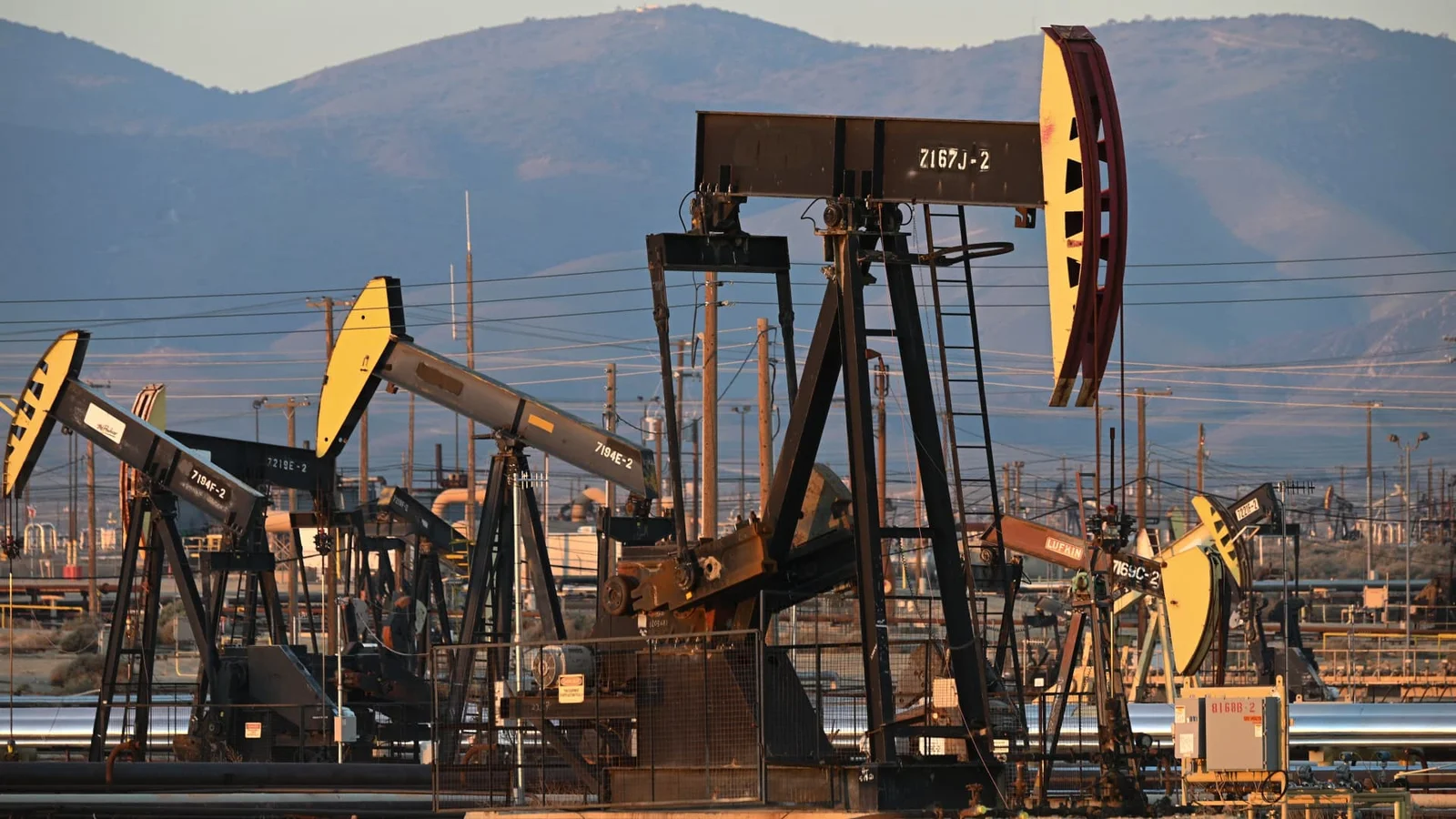 Oil prices rise as recession concerns ease.