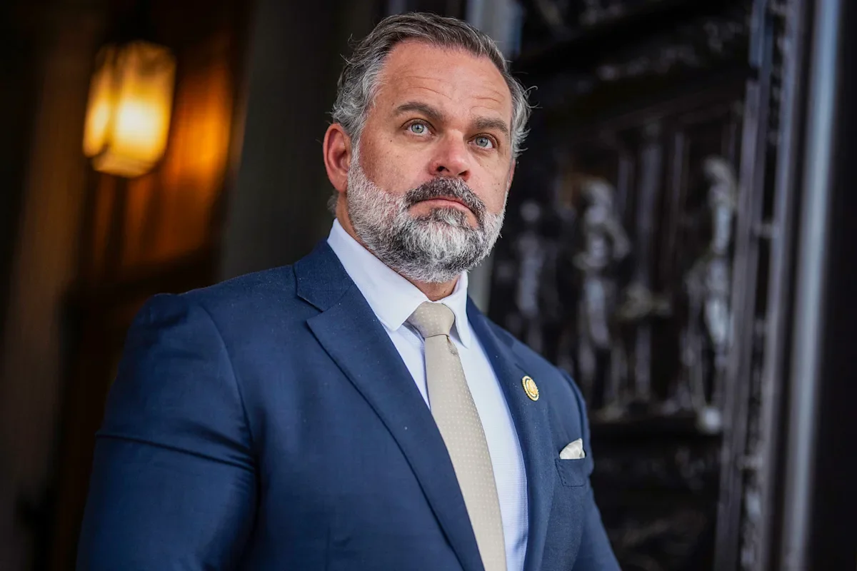 Mills stays in Congress as ethics probe unfolds