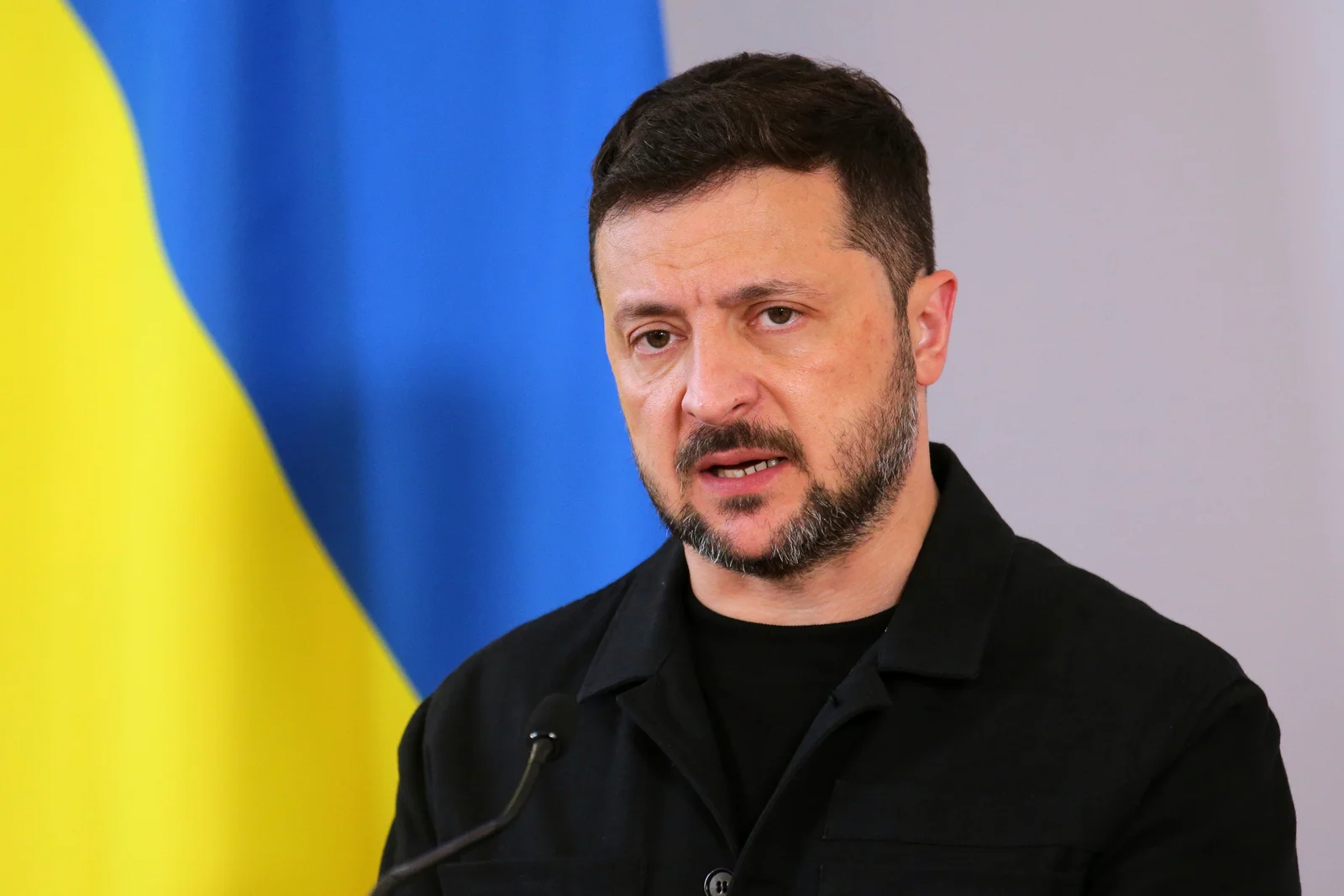Trump and Zelenskyy Discuss Ukraine Aid Amid Russian Tensions
