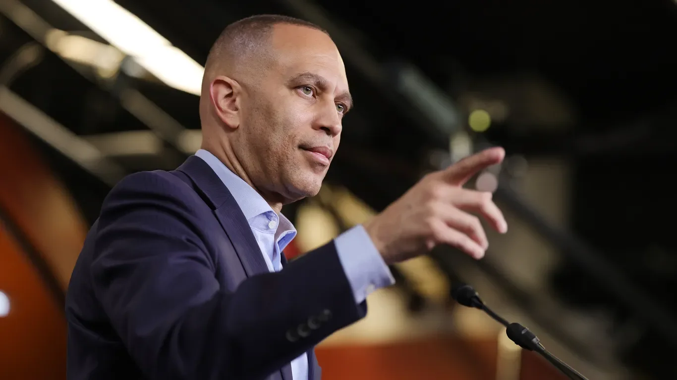 Jeffries Defends 'Maximum Warfare' Claim Amid Redistricting Fight