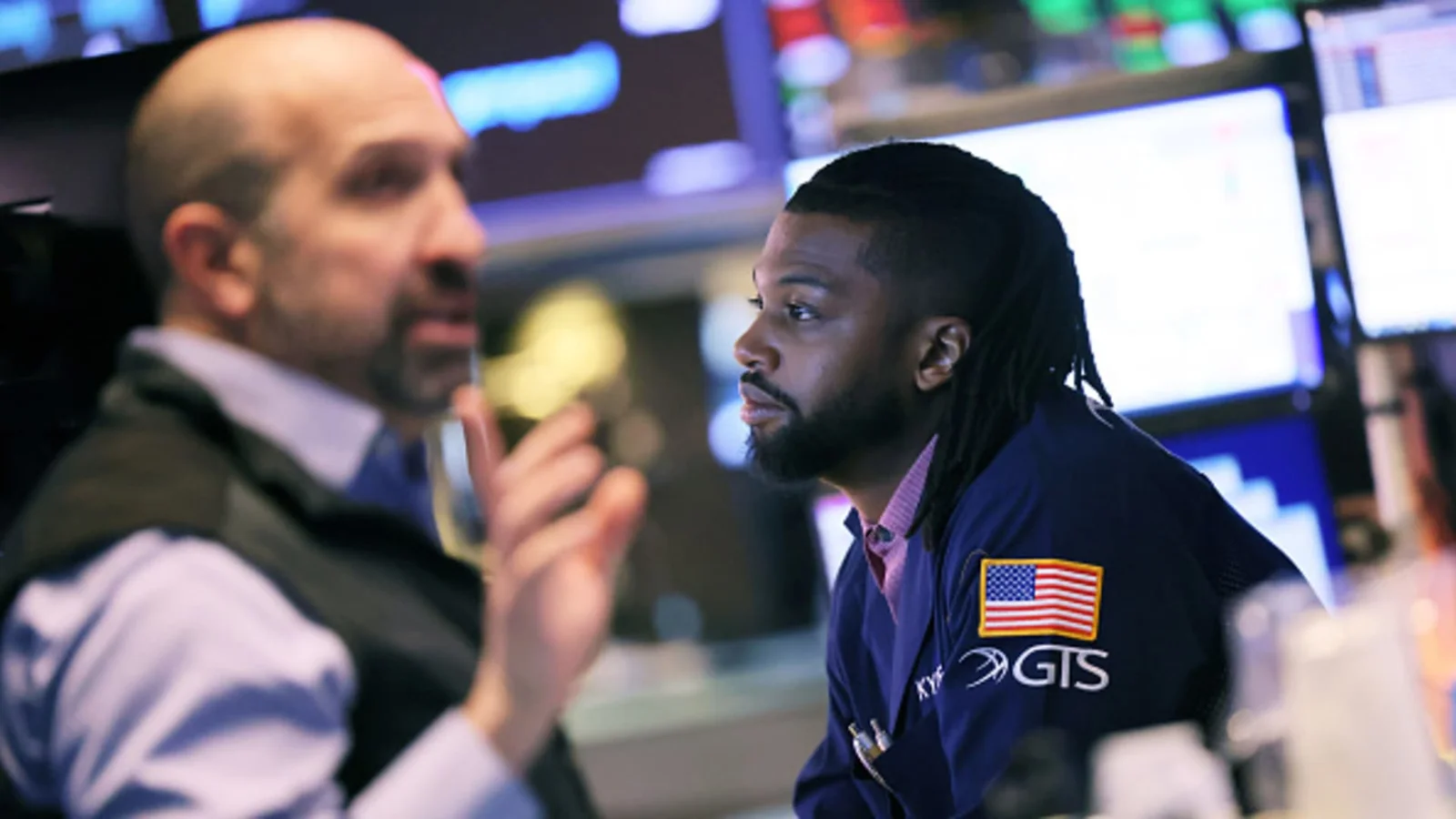 Stocks steady as Apple's earnings boost market confidence.
