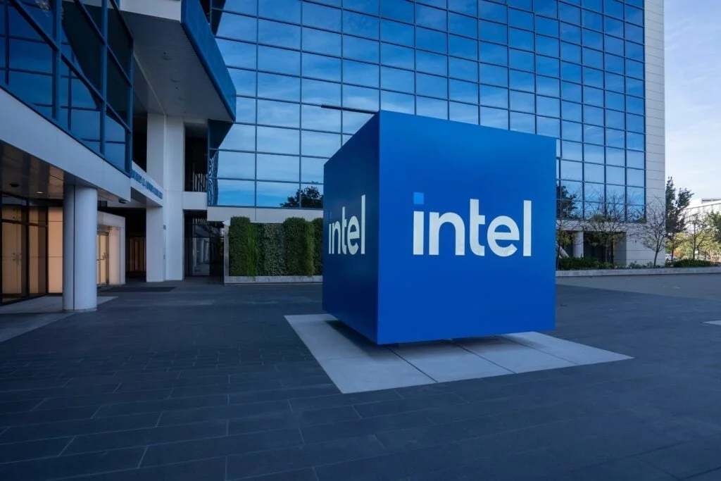 Intel Faces Bearish Double-Top as Earnings Loom