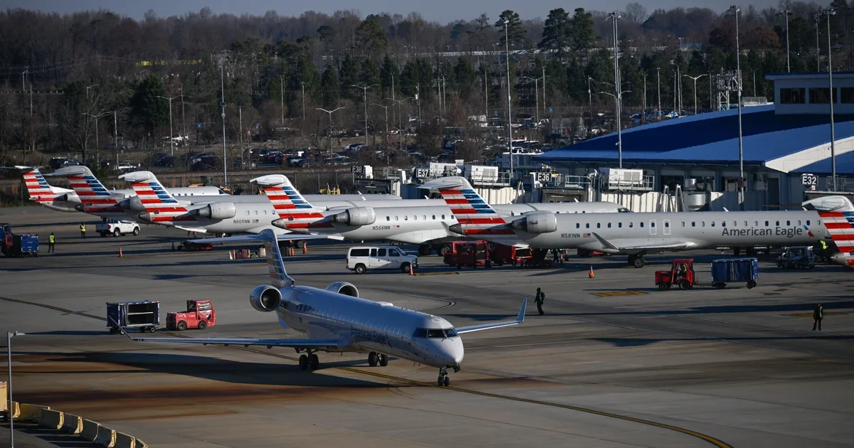 Narrow miss at Charlotte: Pilot brakes to avoid taxiway truck