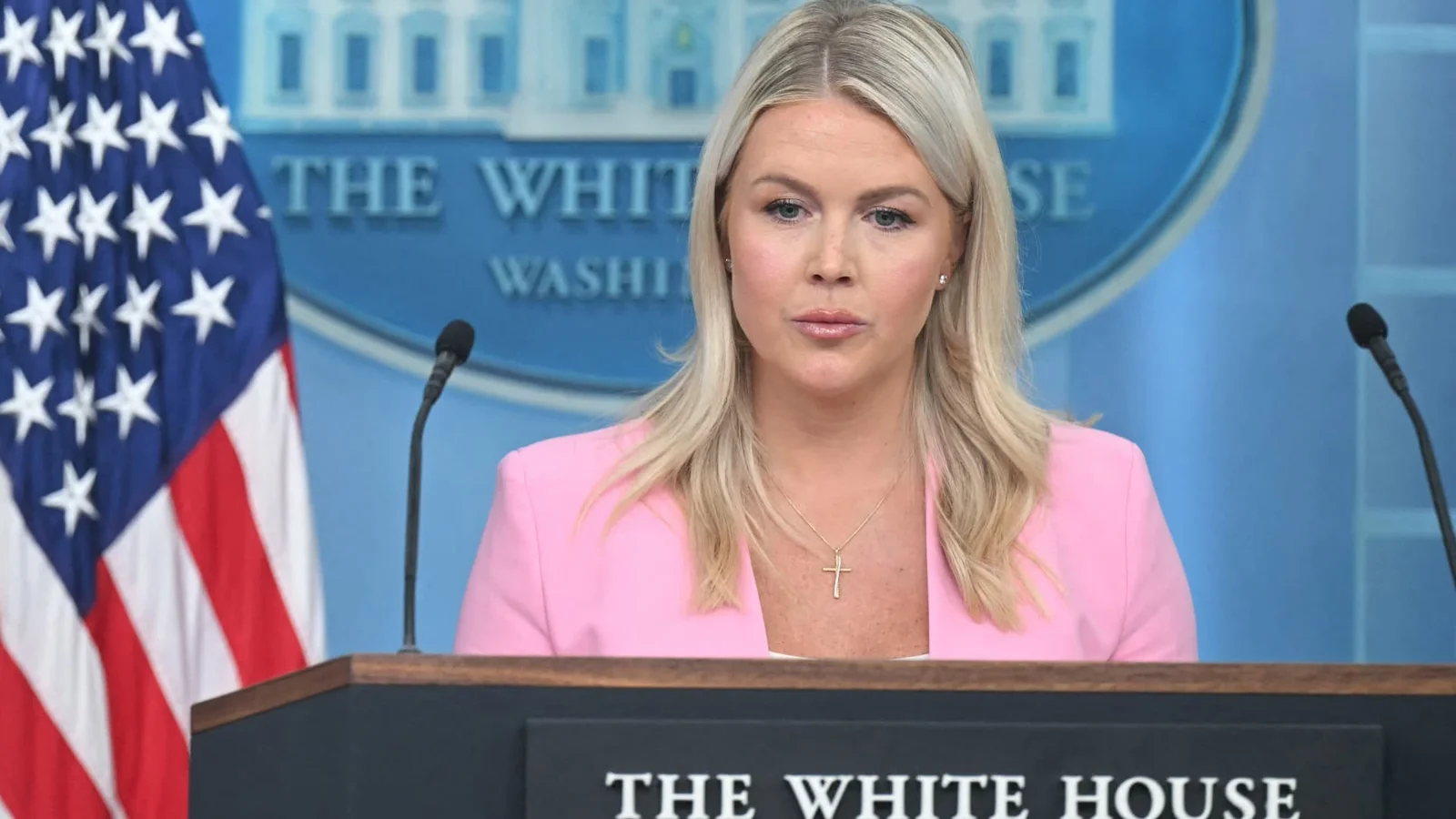 Leavitt Resigns as White House Press Secretary to Focus on Family, Will Advise Trump on Midterms