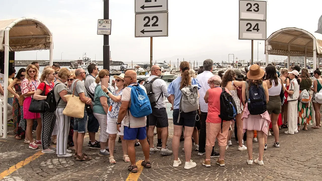 Amalfi Coast Crowding Goes Viral as Tour Boom Clashes With Narrow Streets