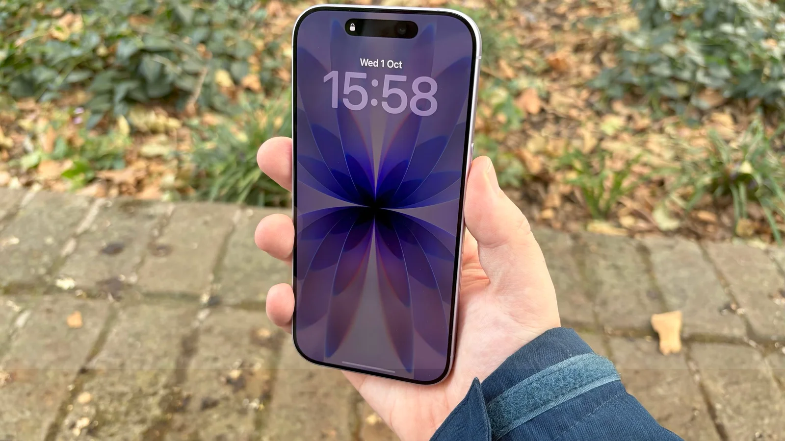 iOS 27 hands you full control: customize wallpapers, extend photos, and move the clock on your lock screen