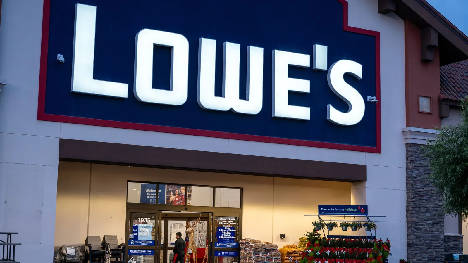 Lowe's Q2 Earnings Mixed as Tariff Boost Lifts EPS, Guidance at Low End