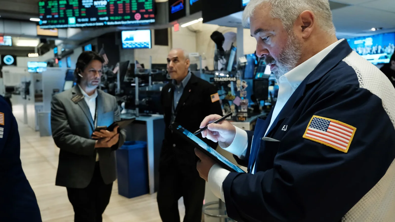 Investors Analyze Fed Rate Policy, Treasury Yields Drop
