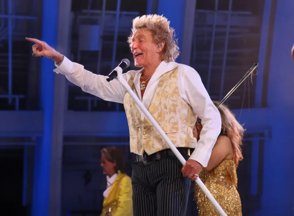 Rod Stewart bounces back from laryngitis, heads to World Cup after San Diego cancelation