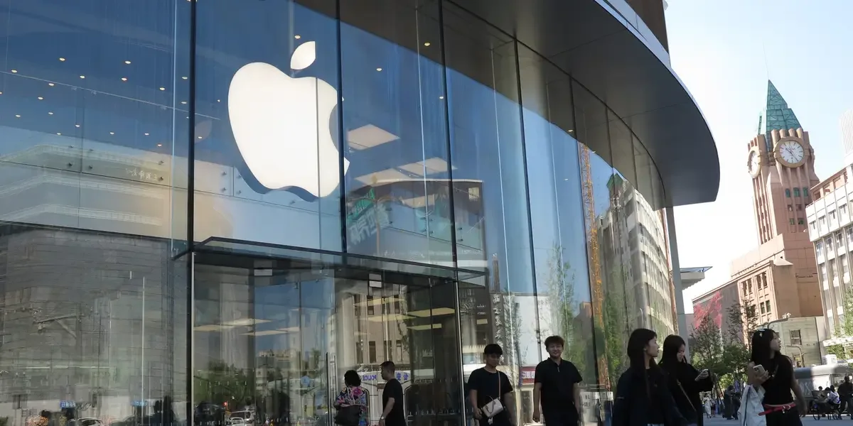 Apple Edges Ahead of Nvidia as Market-Valuation Leader on AI-Shifted Trading
