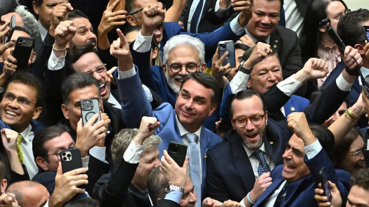 Congress Overrides Lula Veto to Slash Bolsonaro’s Prison Sentence