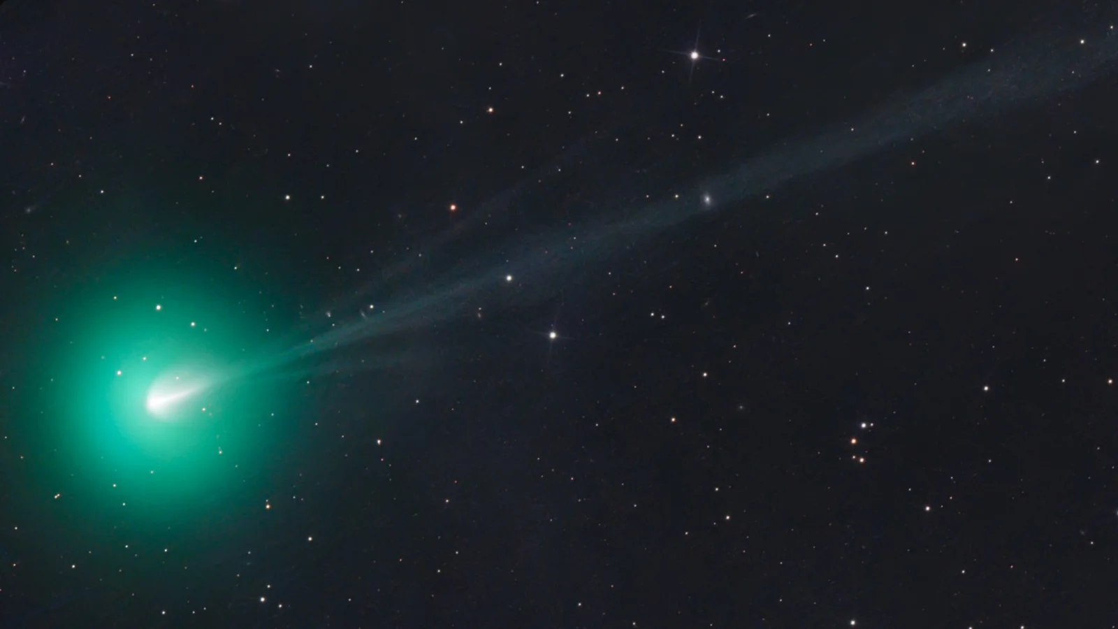 Namibia's night sky lights up with green comet 220P/McNaught