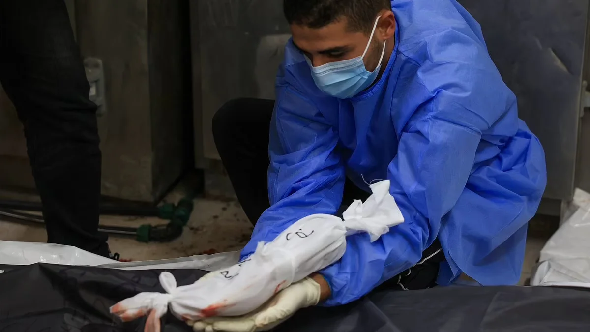 "Doctor's Heartbreaking Act: Reuniting Mother and Unborn Child in Gaza's Tragedy"