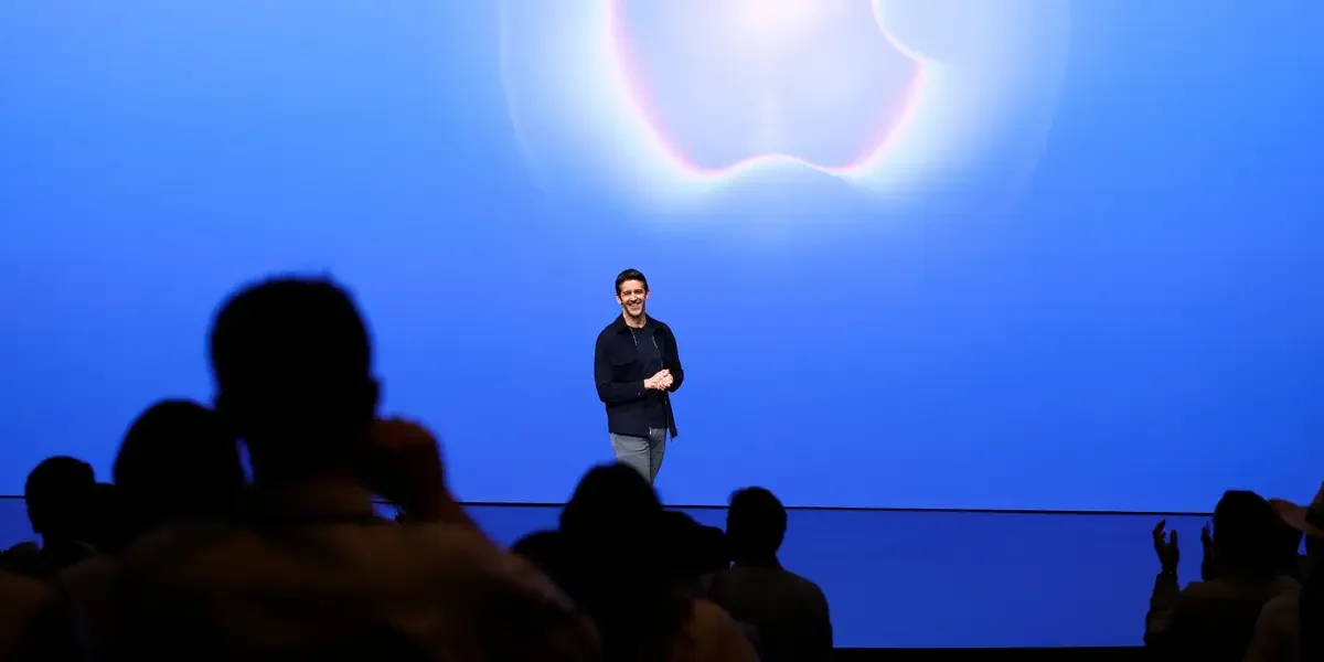 Apple Promises Privacy-First AI Listening on Apple Watch Amid Glasses Controversy