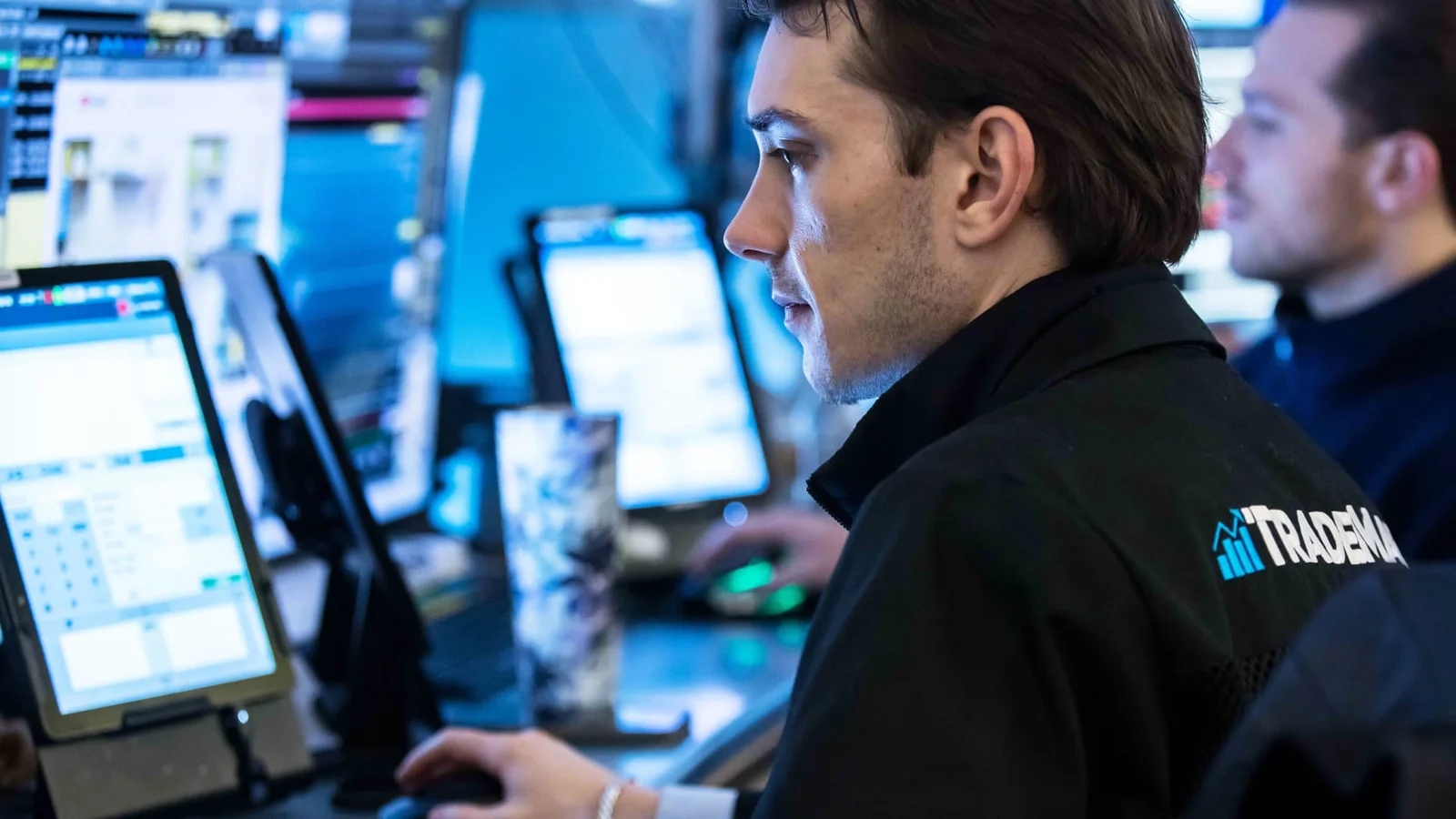 Stock market struggles as earnings recession looms.