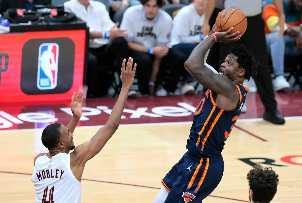 Julius Randle leads Knicks to victory over Cavaliers in Game 1.