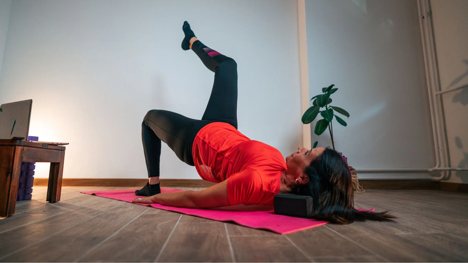 Daily Glute Bridge Marches Cut My Knee Pain and Upped My Run Pace