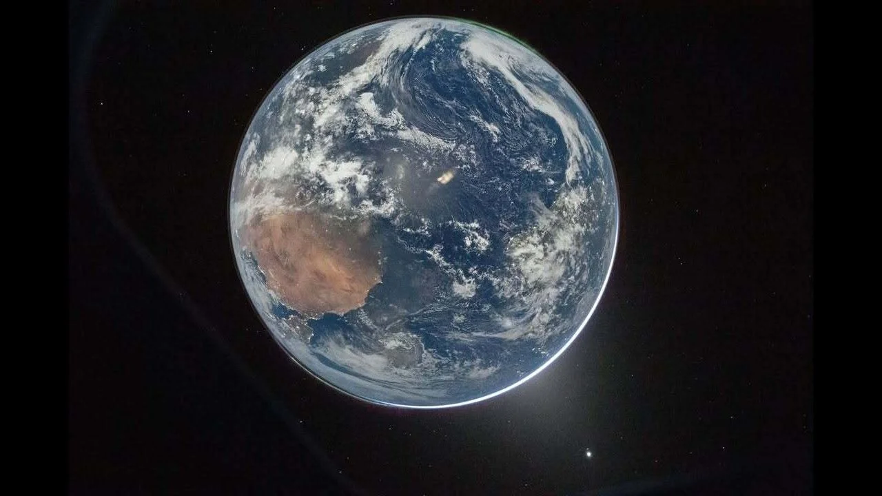 Artemis 2's lunar flyby yields a stunning 12,000-shot Earth timelapse
